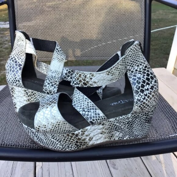 Diba True Busta Move wedge sandal in a snakeskin pattern - Picture 1 of 3